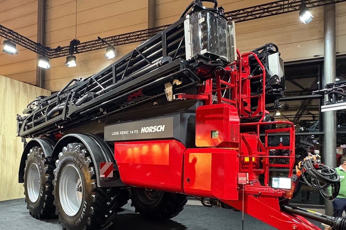 Lo spandiconcime dispone di uno sterzo attivo su entrambi gli assali con angolo fino a 28 gradi per ridurre i danni alle colture